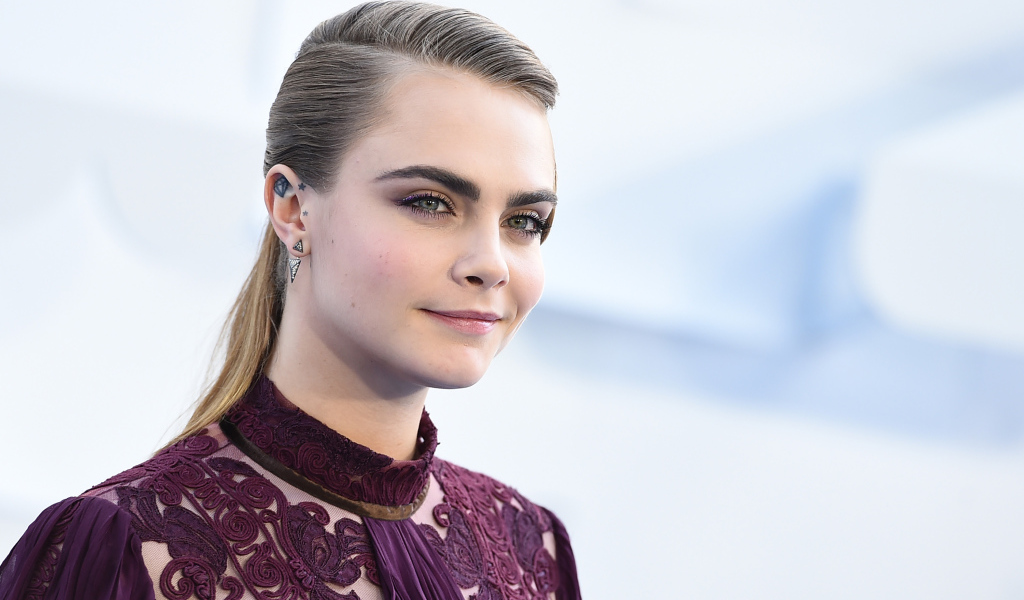 Актриса Кара Делевинь с очаровательной улыбкой