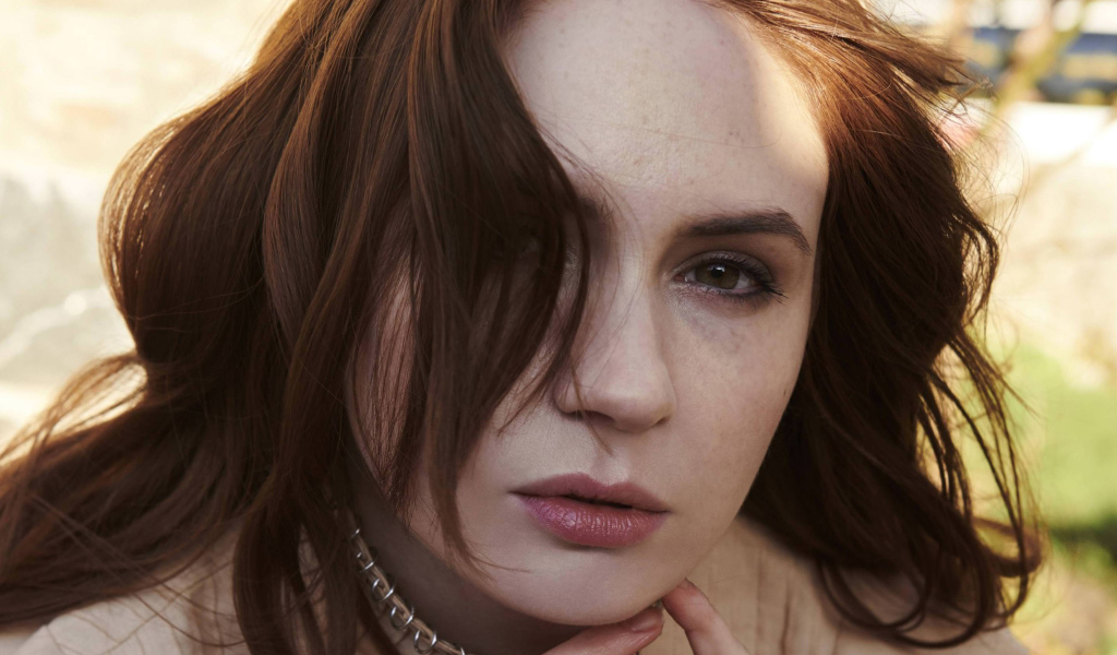 Актриса Карен Гиллан с распущенными волосами