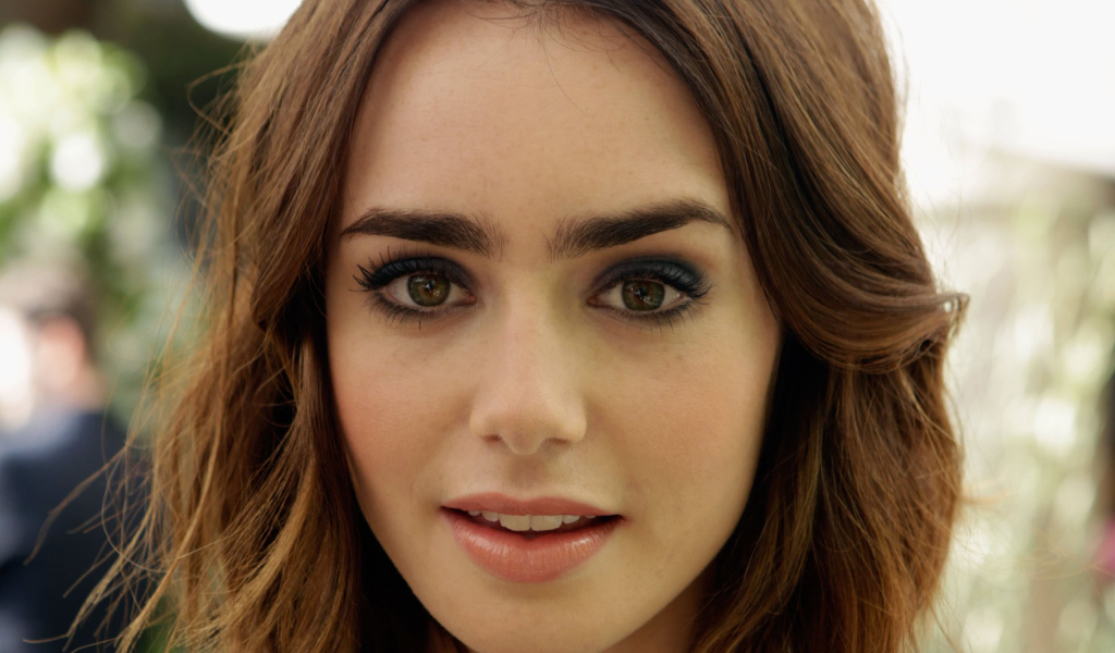 Актриса Лили Коллинз крупным планом