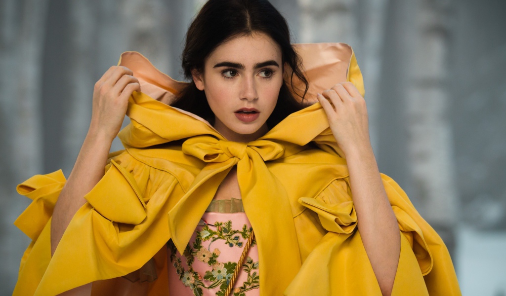 Актриса Лили Коллинз в желтом плаще