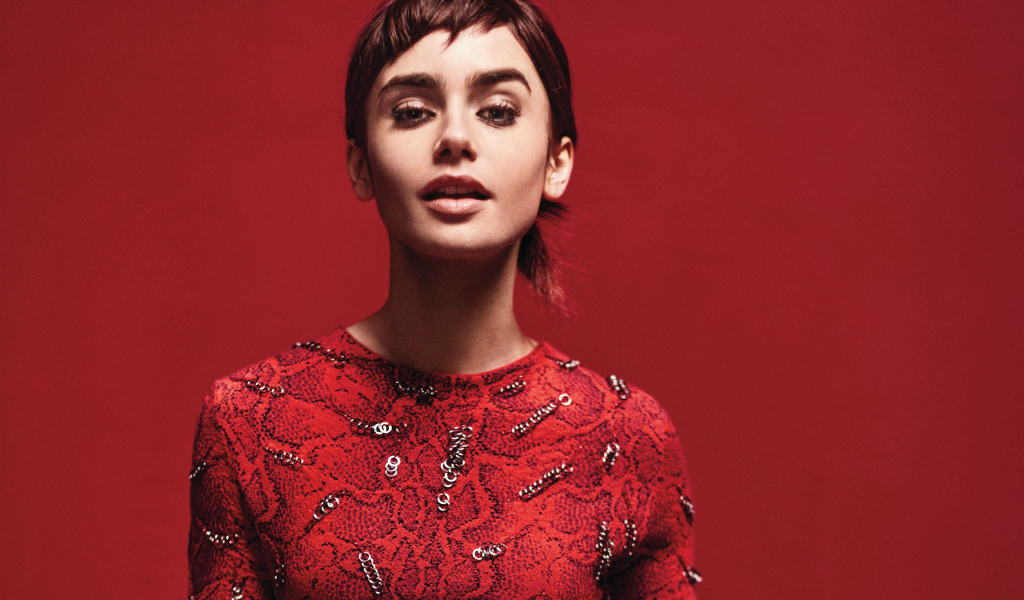 Актриса Лили Коллинз фото на красном фоне