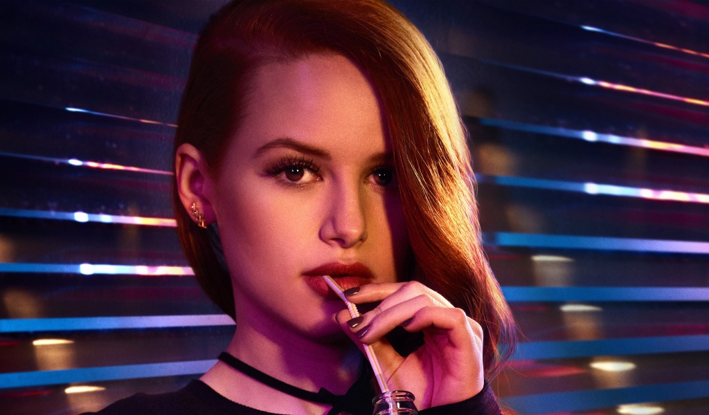 Актриса Мэделин Петш с трубочкой во рту