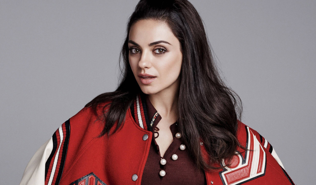 Актриса Мила Кунис в спортивной куртке