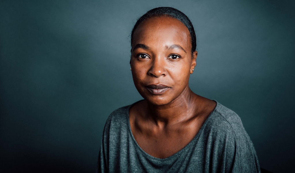 Актриса Надин Маршалл на сером фоне