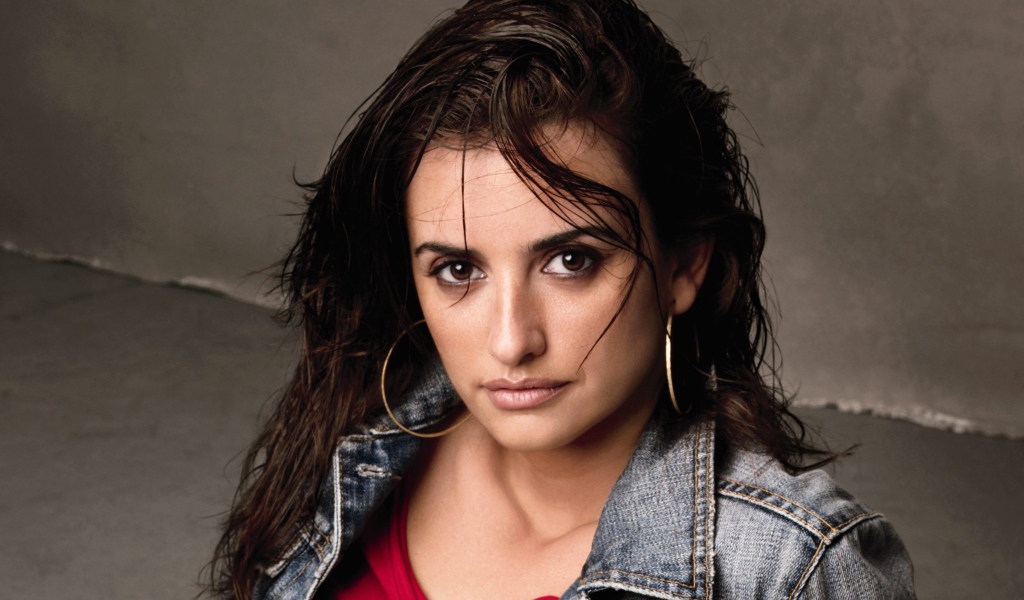 Актриса Пенелопа Крус в джинсовой куртке