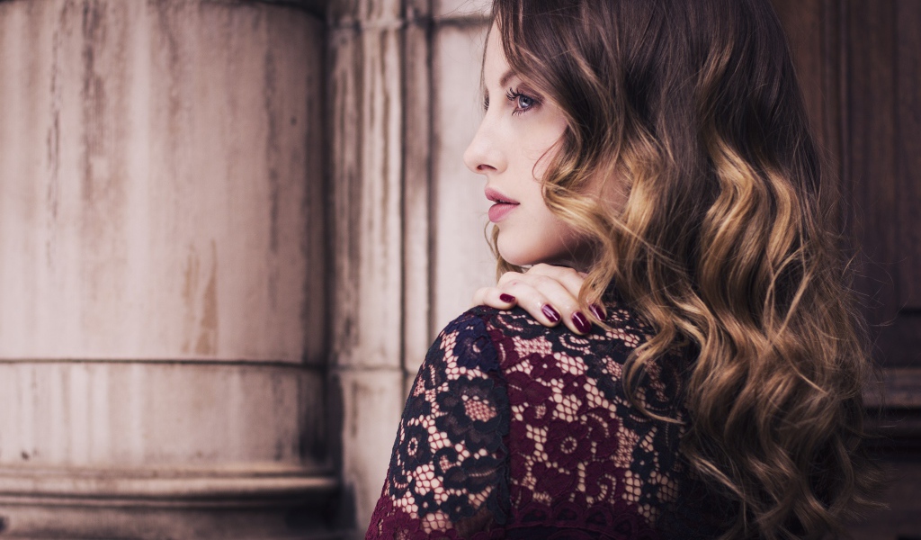 Актриса Рози Фортескью боком