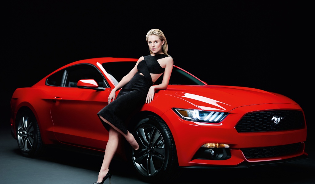 Актриса Сиенна Миллер в черном платье у красного автомобиля Ford Mustang