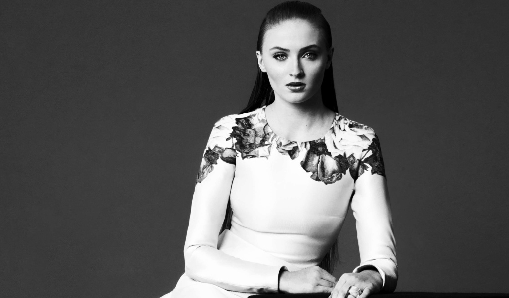 Актриса Софи Тёрнер в красивом платье, черно-белое фото