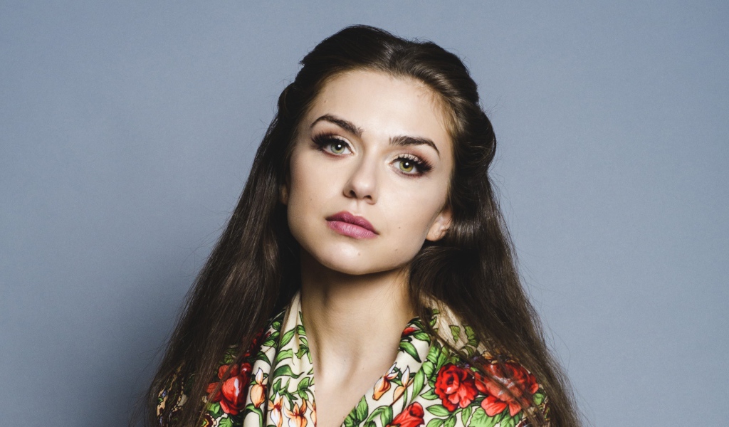 Актриса Виктория Конфал на сером фоне