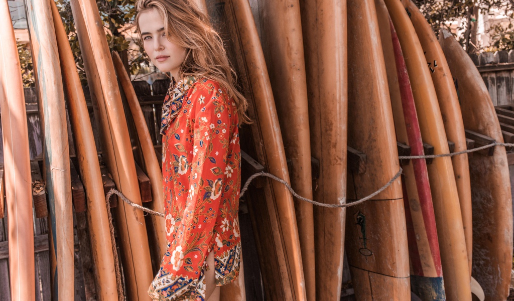 Актриса Зои Дойч возле досок для серфинга 