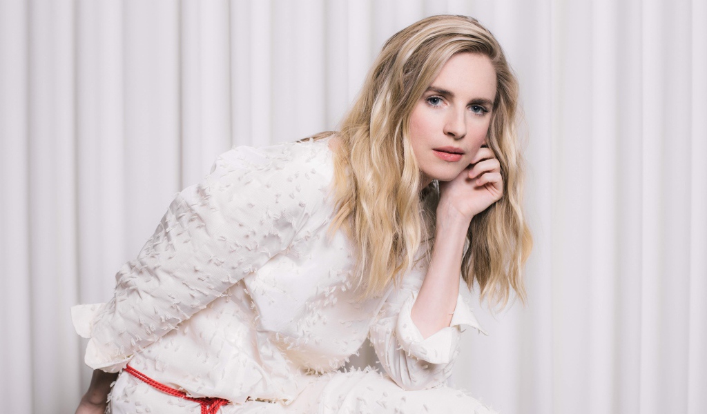 Актриса,  сценарист Брит Марлинг в белом платье