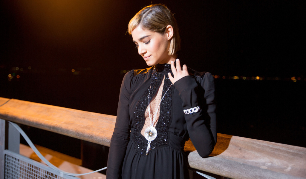 Алжирская актриса София Бутелла в черном платье 