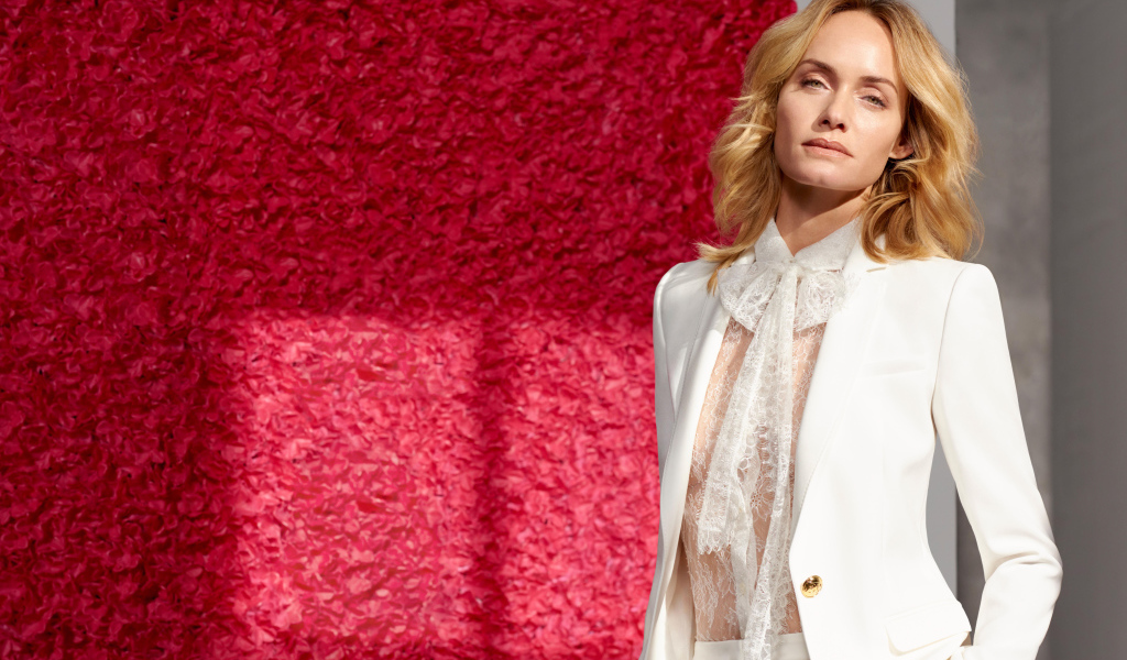 Американская актриса Эмбер Валлетта в белом костюме