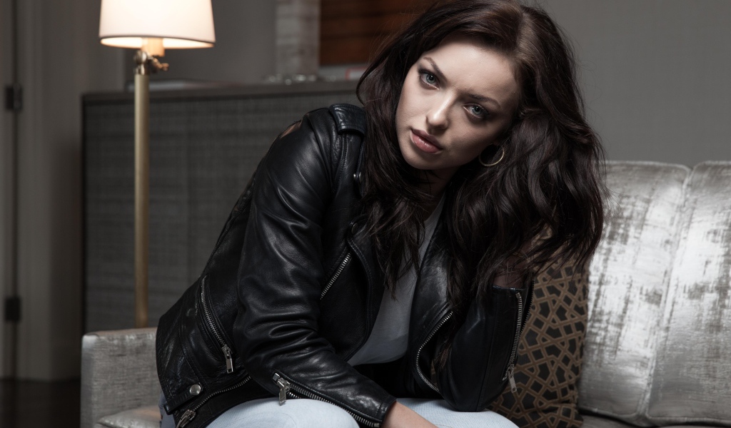 Американская актриса Франческа Фишер-Иствуд в черной кожаной куртке