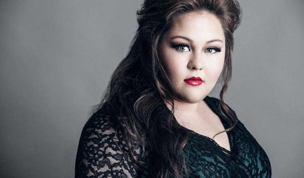 Американская актриса Джолин Парди фото на сером фоне