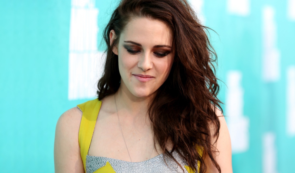 Американская актриса Кристен Стюарт улыбается