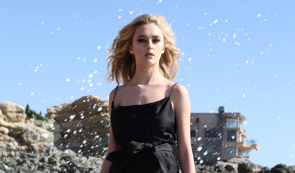 Американская актриса Лиззи Грин в черном платье 