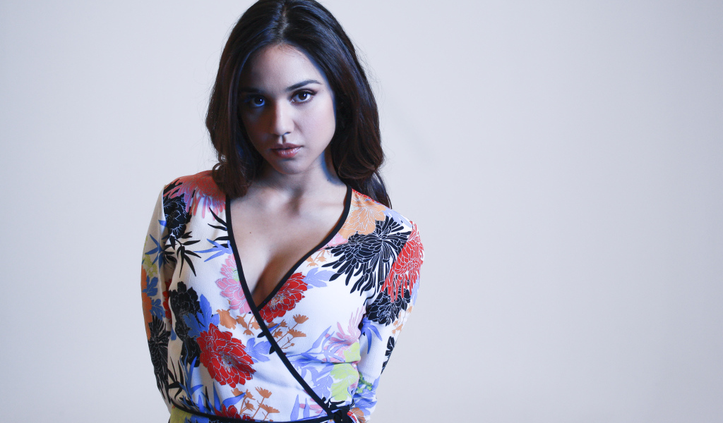 Американская актриса Саммер Бишил фото на сером фоне