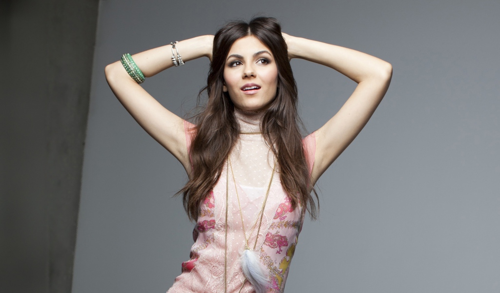 Американская актриса Виктория Джастис на сером фоне