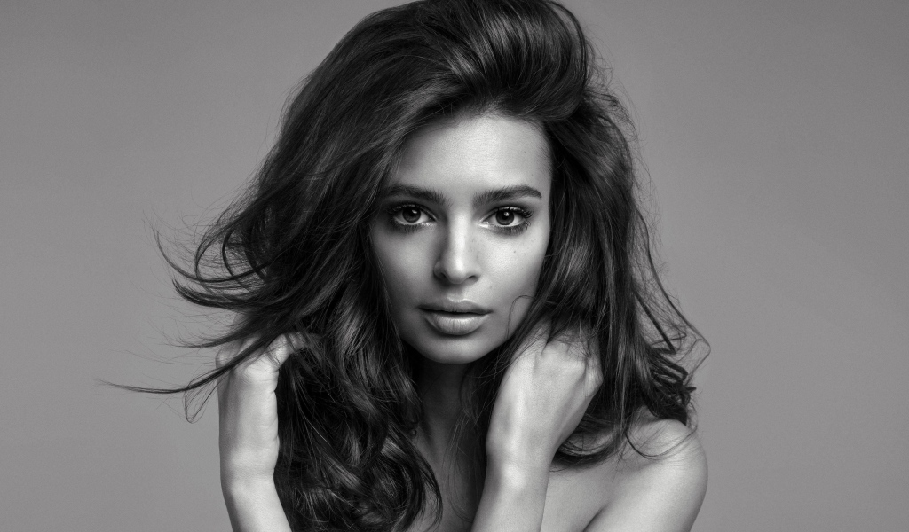 Американская актриса, модель Эмили Ратаковски, черно-белое фото