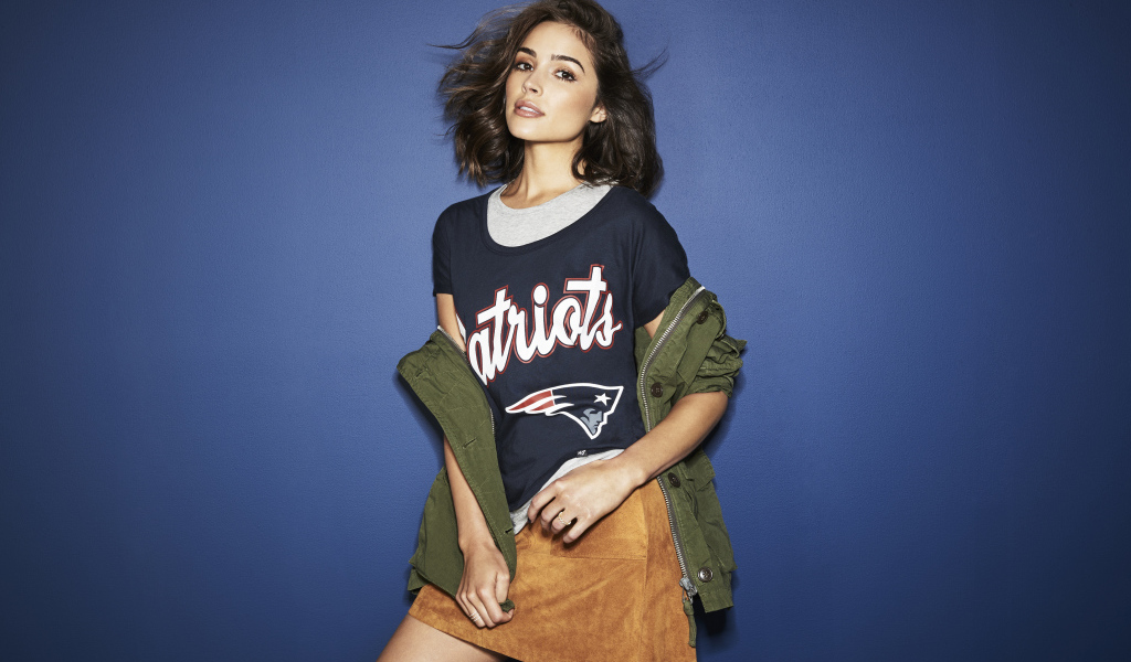 Американская актриса, модель Оливия Калпо на синем фоне