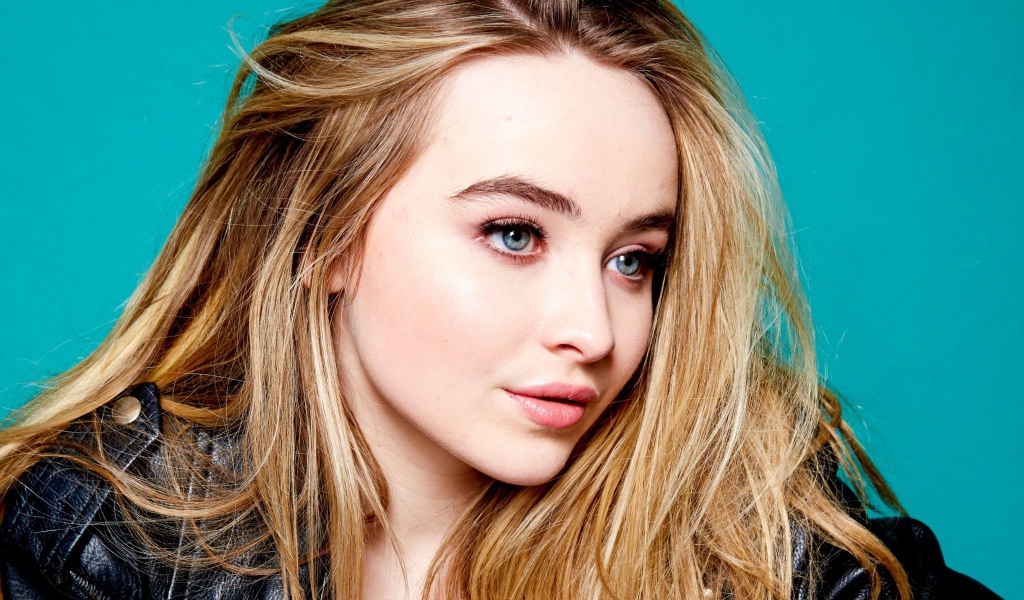 Американская актриса и певица Сабрина Карпентер в черной куртке