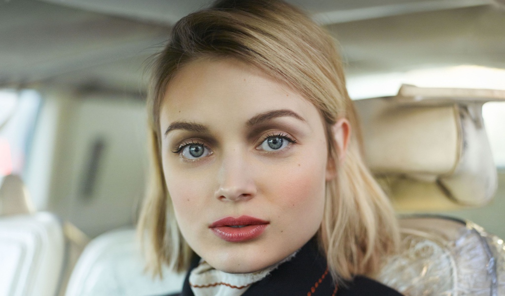 Австралийская актриса Белла Хиткот в машине