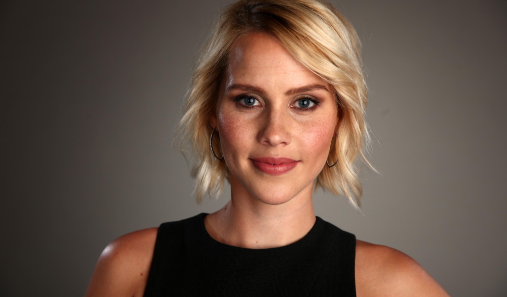 Австралийская актриса Клэр Холт на сером фоне