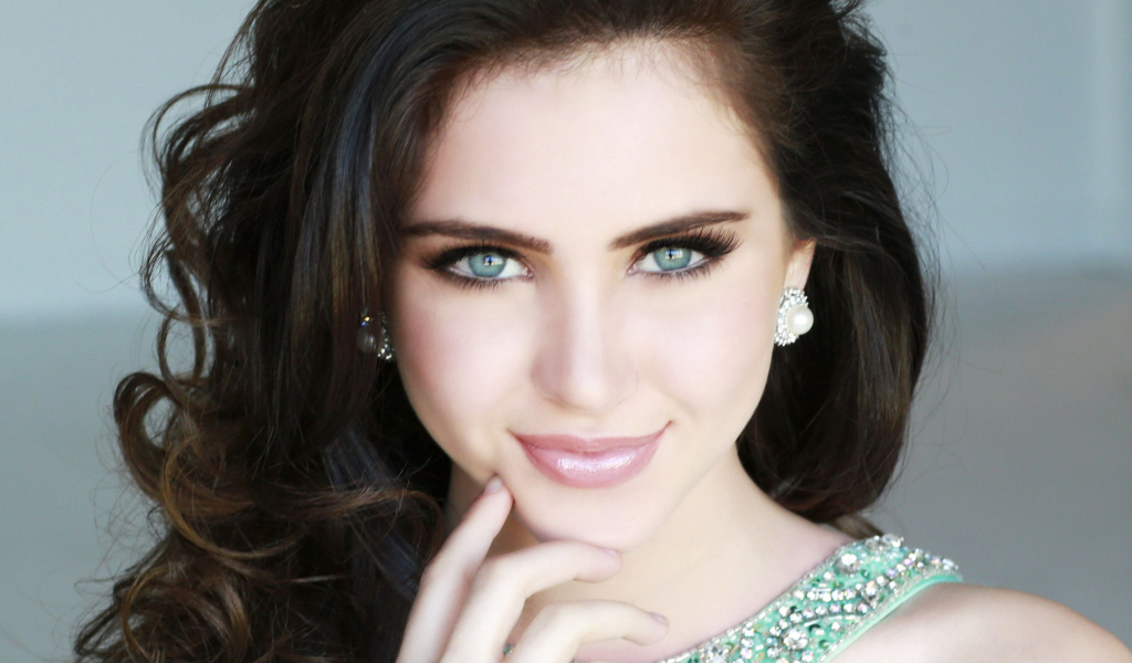 Красивая американская актриса Райан Ньюман