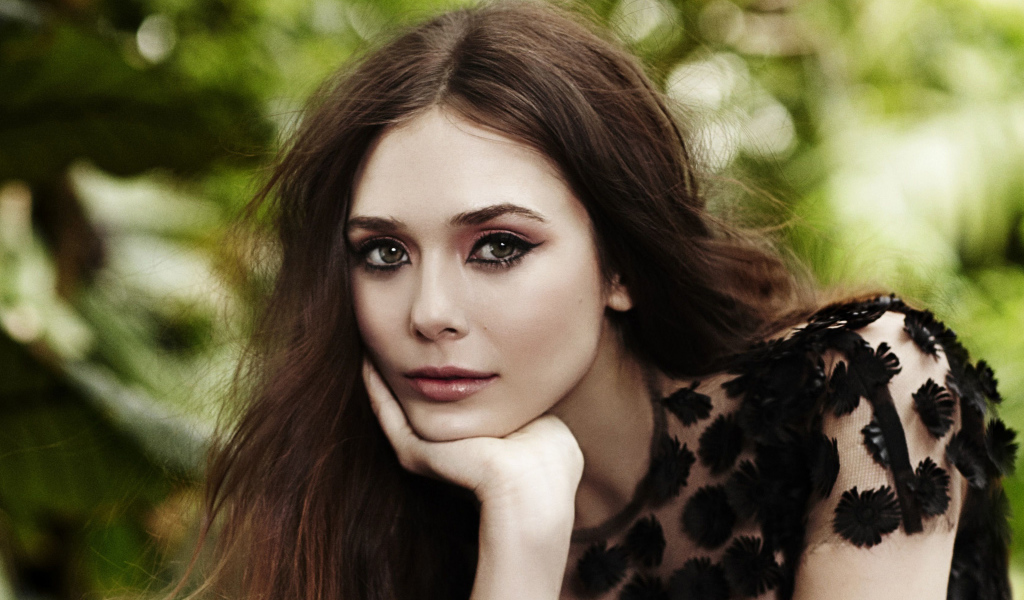 Красивая Элизабет Олсен в черном платье