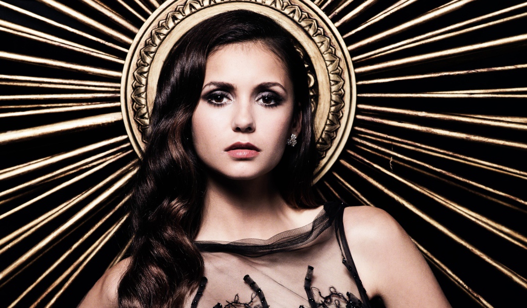 Красивая Нина Добрев с длинными волосами