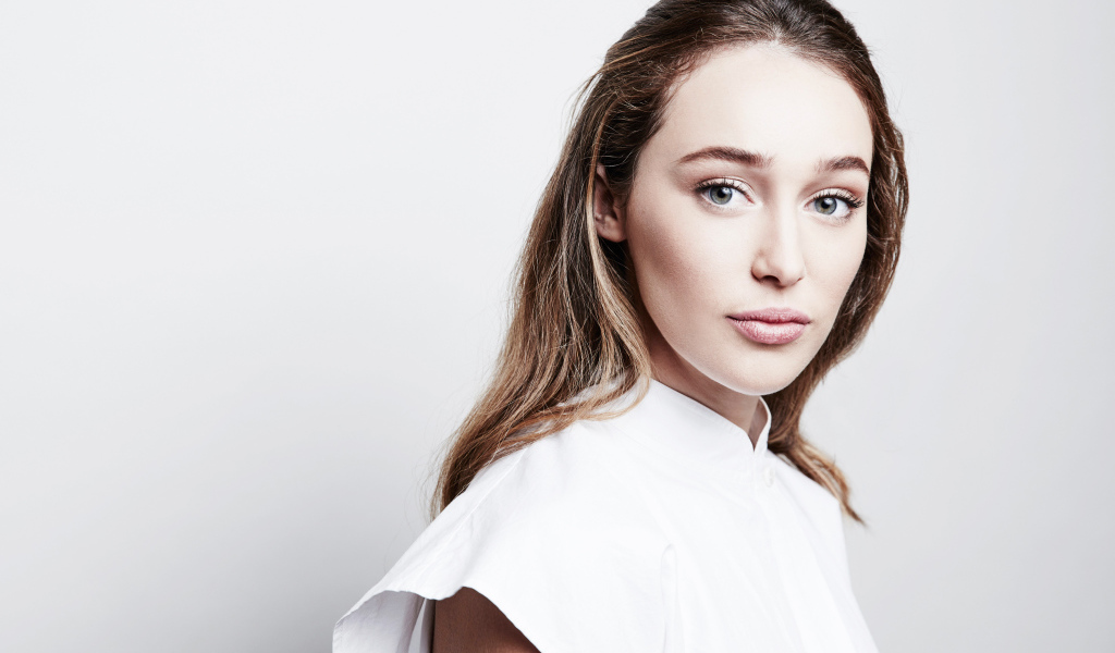 Красивая актриса Алисия Дебнем-Кэри в белом