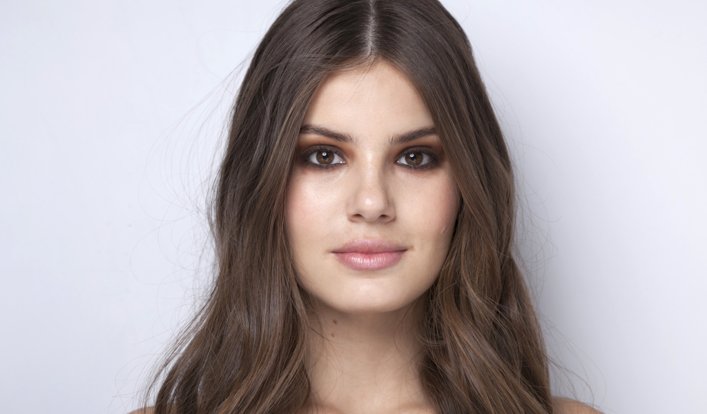 Красивая актриса Камила Кейроз