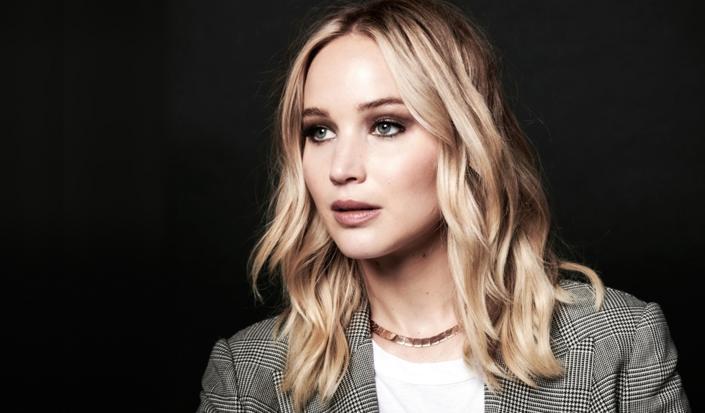 Красивая актриса Дженнифер Лоуренс на сером фоне