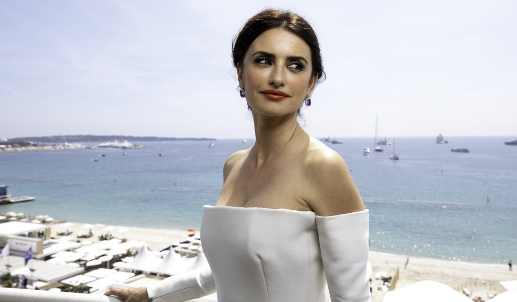 Красивая актриса Пенелопа Крус в белом платье