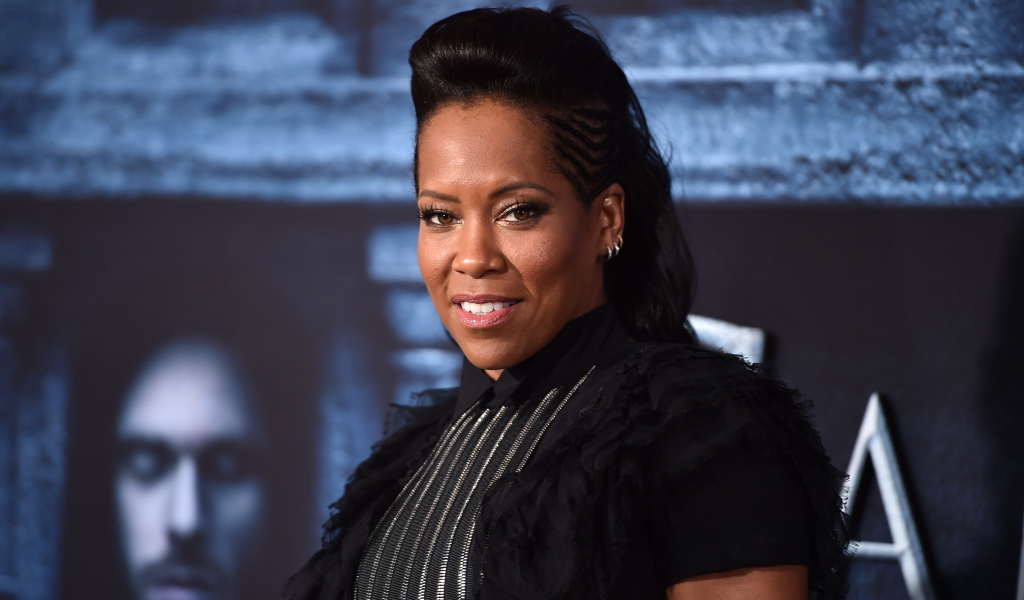 Красивая актриса Реджина Кинг в черном наряде