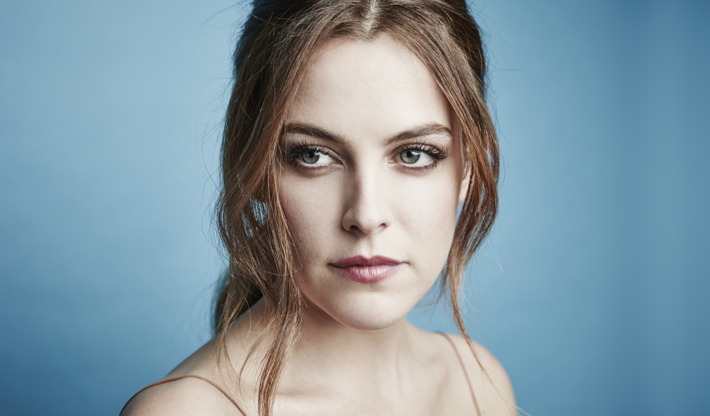 Красивая актриса Райли Кио фото на голубом фоне