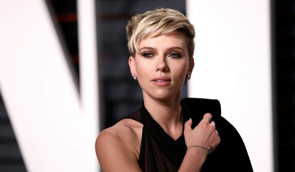 Красивая актриса Скарлетт Йоханссон с короткой стрижкой