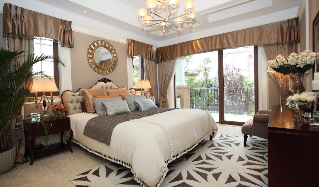 Красивая спальная комната с большой кроватью  и балконом