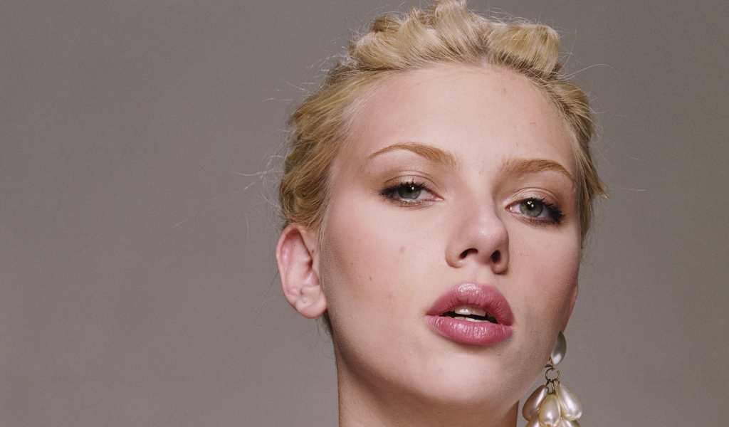 Красивая блондинка, актриса Скарлетт Йоханссон