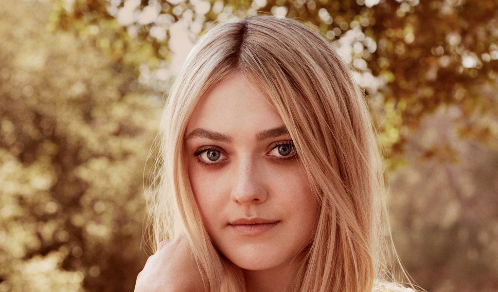 Красивая блондинка, популярная актриса Дакота Фэннинг