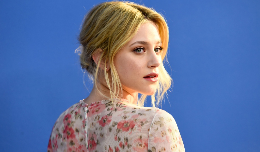 Красивая блондинка актриса Лили Рейнхарт