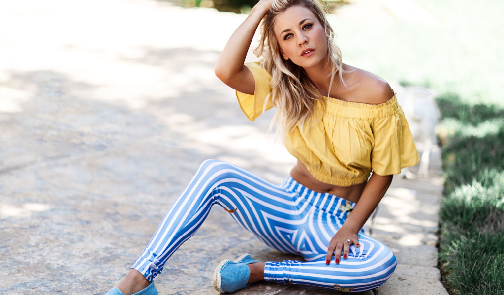 Красивая блондинка в полосатых брюках, актриса Кейли Куоко