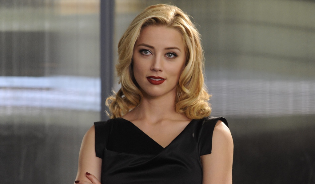 Красивая блондинка с красными губами, актриса Эмбер Хёрд