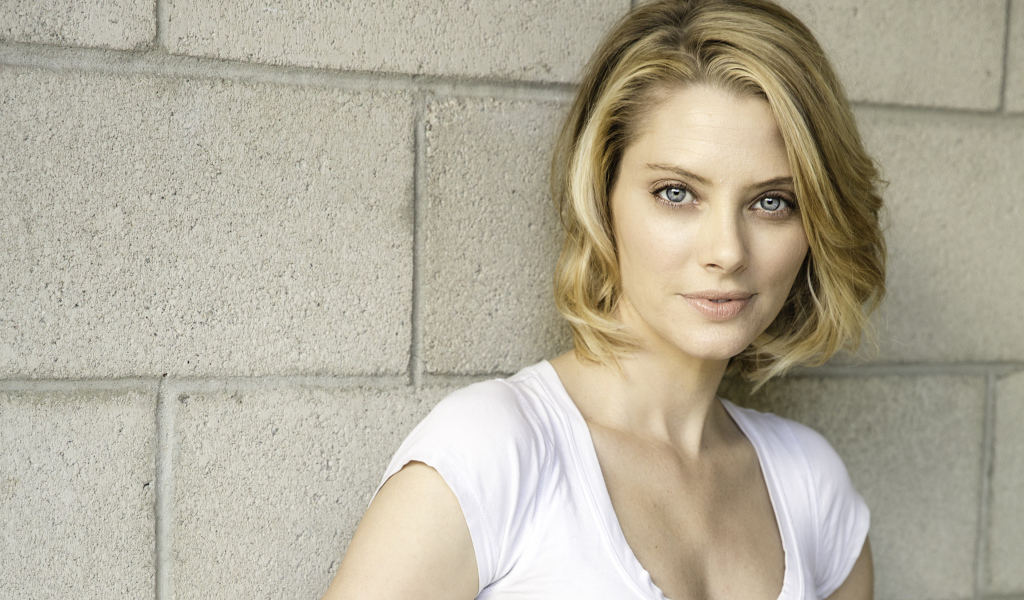 Красивая голубоглазая блондинка, актриса Эйприл Боулби