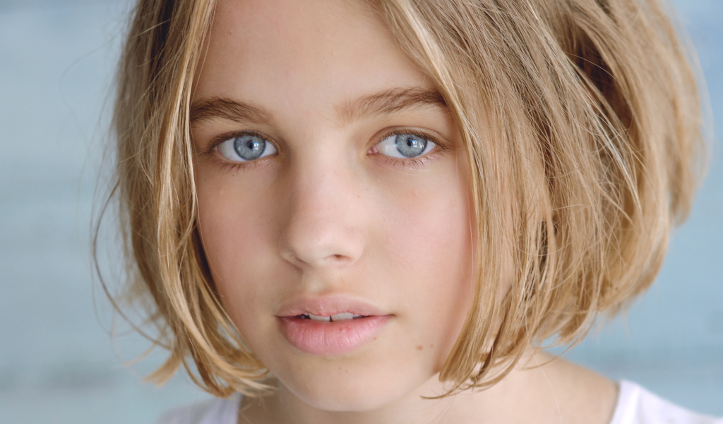 Красивая голубоглазая девушка, австралийская актриса Тиган Крофт