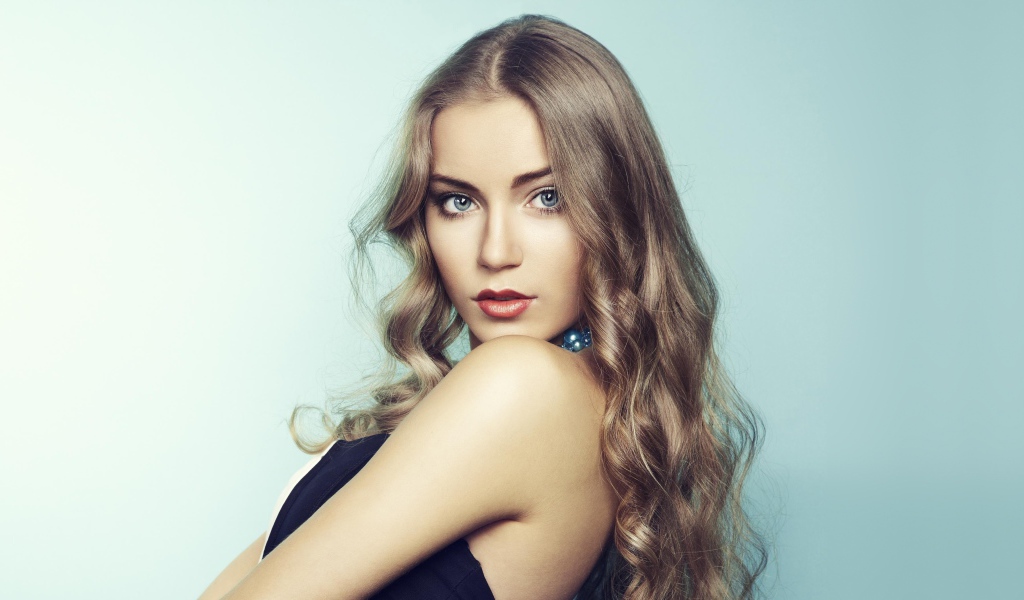 Красивая голубоглазая девушка, актриса Арина Постникова