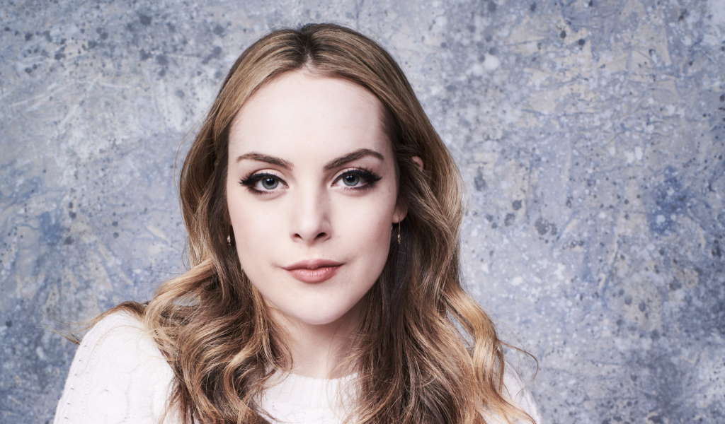 Красивая голубоглазая длинноволосая девушка, актриса Элизабет Гиллис 2018