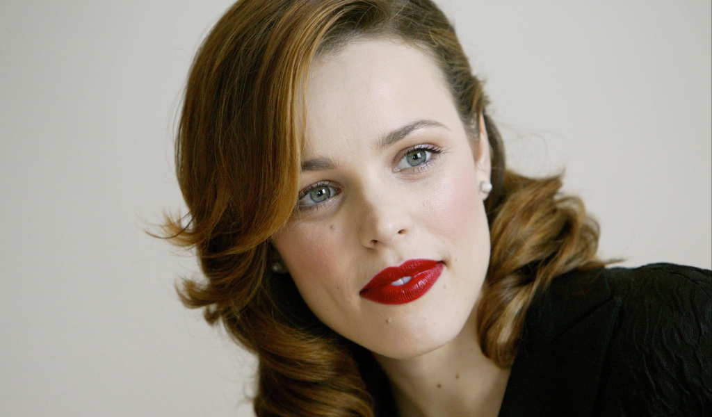 Красивая яркая актриса Рэйчел Макадамс на сером фоне