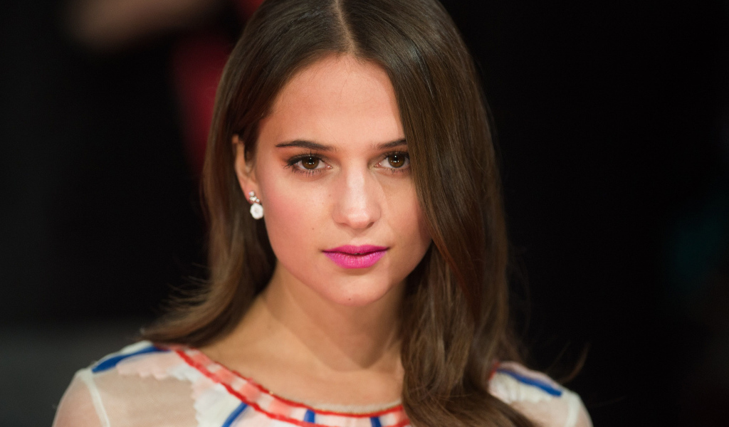 Красивая кареглазая девушка, актриса Алисия Викандер